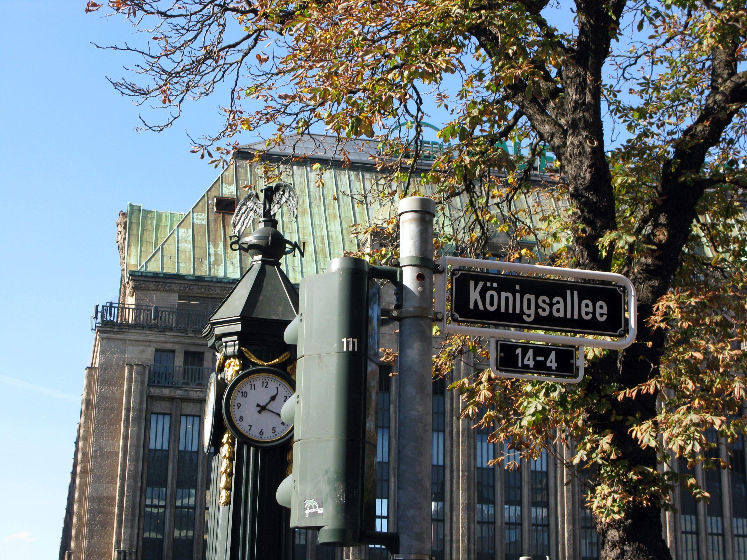 Ein Straßenschild auf dem Königsallee steht