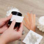 Etiketten auf Kosmetikdose per Hand aufkleben