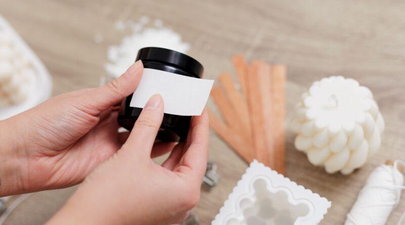 Etiketten auf Kosmetikdose per Hand aufkleben