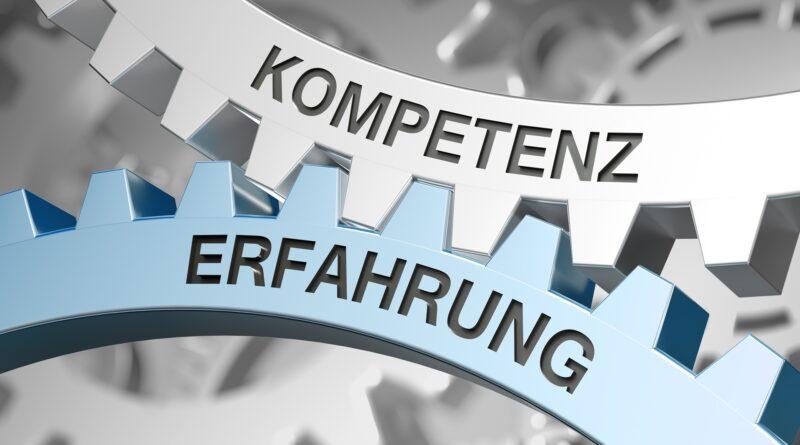 Zahnräder mit den Worten Kompetenz und Erfahrung | Green Jobs