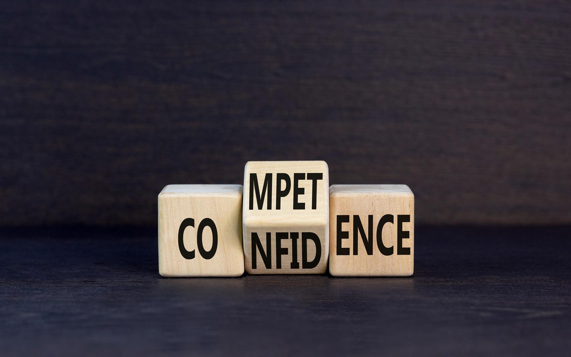 Holzklötze mit den Worten Competence und Confidence | Green Jobs